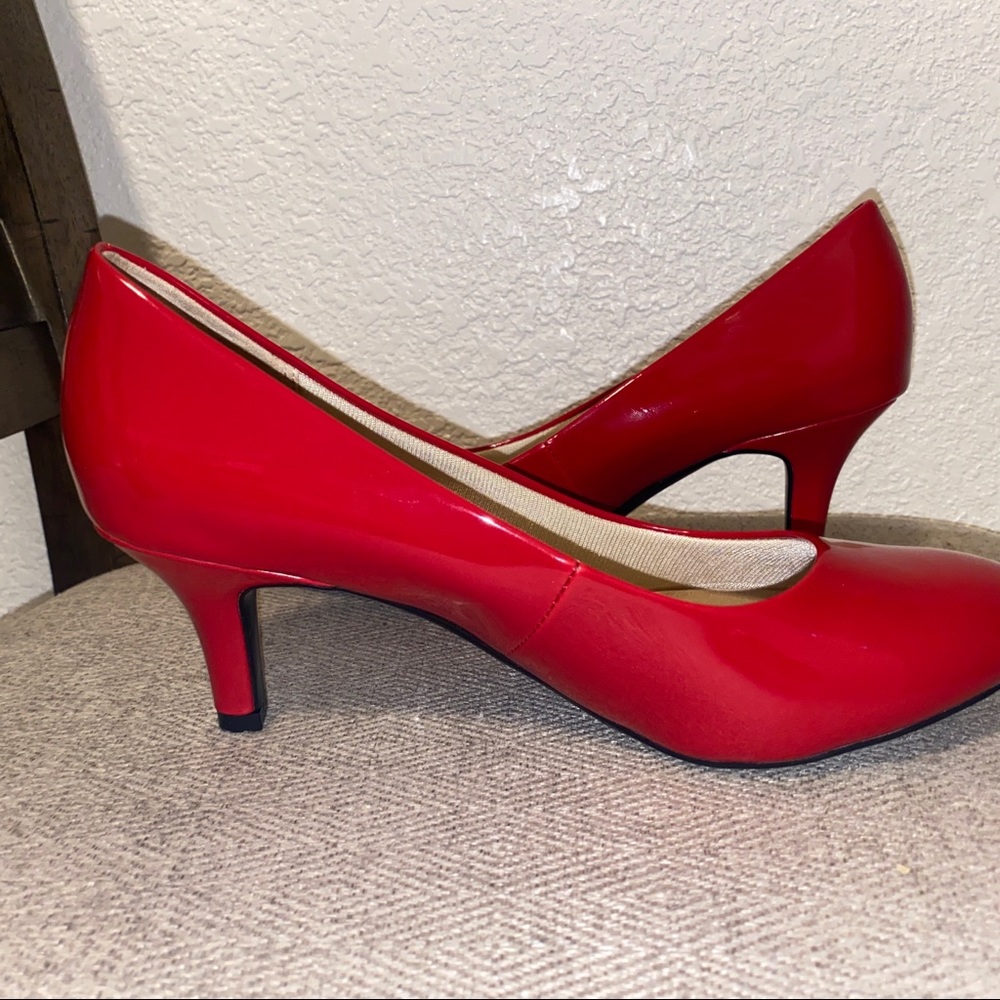 Women's Parigi Narrow/Medium/Wide Pump Size 8.5 W